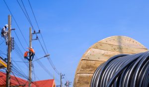 ilustrasi kirim kabel optik dan pemasangan infrastruktur untuk proyek telekomunikasi