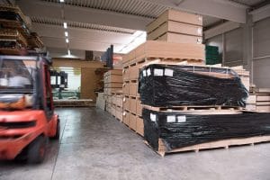 ilustrasi packing muatan industri yang standar pada jasa ekspedisi cargo barang besar